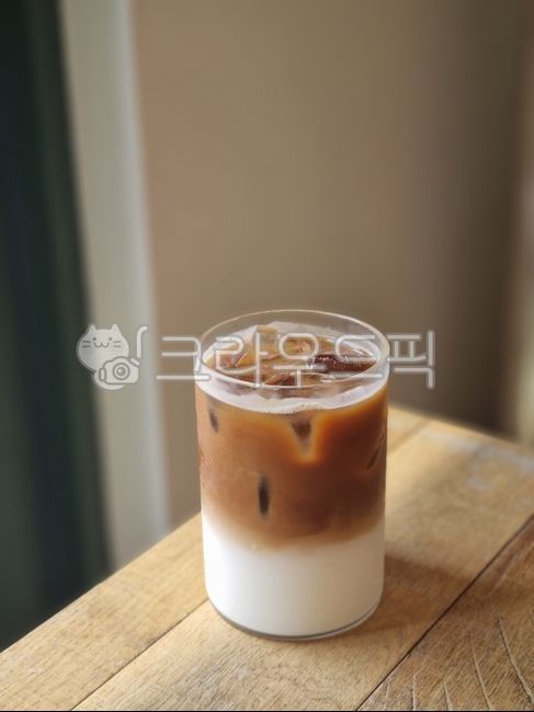카페라떼,라떼,아이스라떼,커피,아이스커피,카페,카페인,음료,컵,유리컵,유리잔,coffee,latte,cup,beverage,cafe
