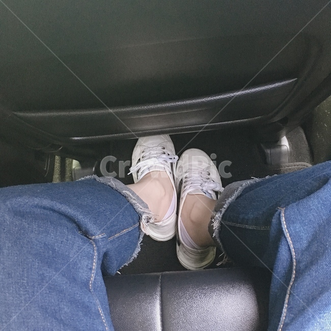 다리,발,신발,하체,청바지,흰운동화,발목,여자발목,여자