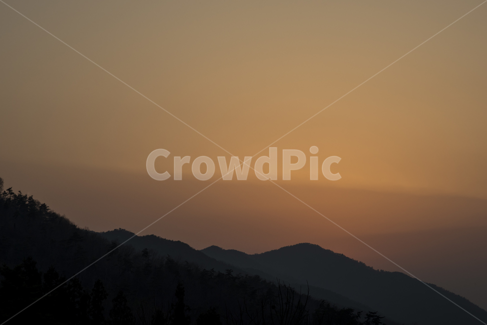 석양,노을,능선,산,하늘,자연,풍경,nature,landscape,outdoors,옥외,sky,sunset,일몰,dusk,황혼,dawn,새벽,red sky,붉은 하늘