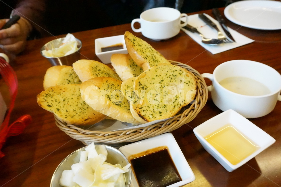마늘빵,식전빵,식전메뉴,외식,식사,기념일식사,꿀,벌꿀,수프,바게트,갈릭바게트