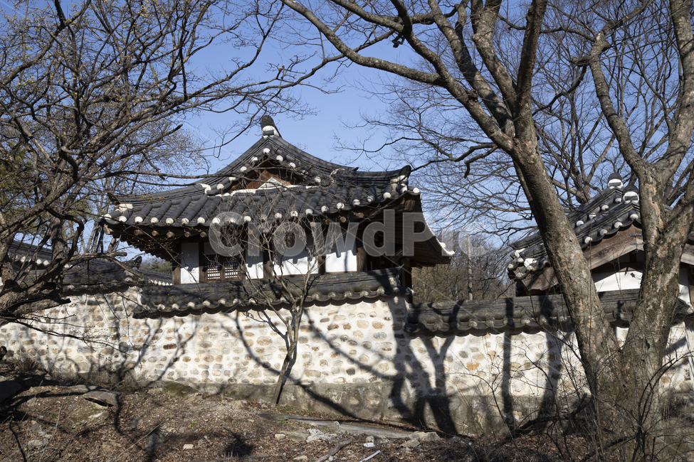 향토유적,유적,육괴정,이천시,사당,기와,지붕,한옥,담장,건물,팔작지붕,골기와,기둥,벽면,산,하늘,나무,역사,풍경
