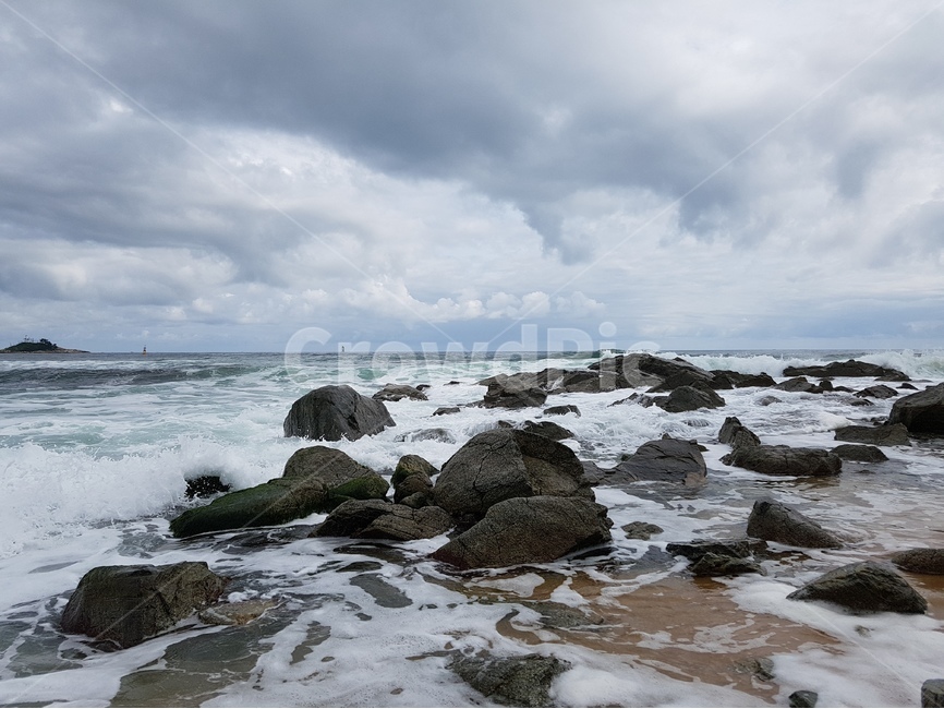 성난파도,거센파도,바위,먹구름,해변,강원도바다,wave,sea,Sokcho,바다,파도,풍경,배경,자연,자연,풍경,nature,landscape,한국자연풍경,한국자연경관,korea nature landscape,promontory,곶