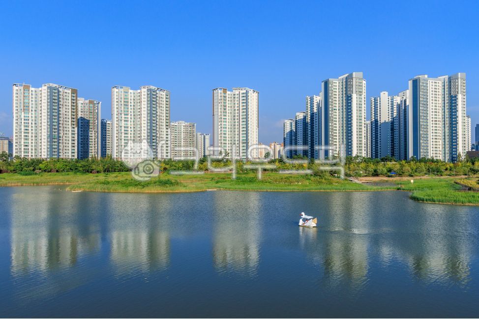 청라호수공원,청라국제도시,청라동,도시,호수,빌딩,아파트,주거지역,물,공원,하늘,파란,녹색,여름,인천시,건물,건축,도시풍경,도심,오리배,인천,청라신도시