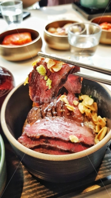 덮밥,스테이크,스테이크덮밥,가정식,음식사진,음식,식재료,요리,food,cook,meal,dishes,food reserves,육류,고기,meat,일식,일본음식,일본요리,Japanese food,Japanese dishes,Japanese meal,Japanese cook