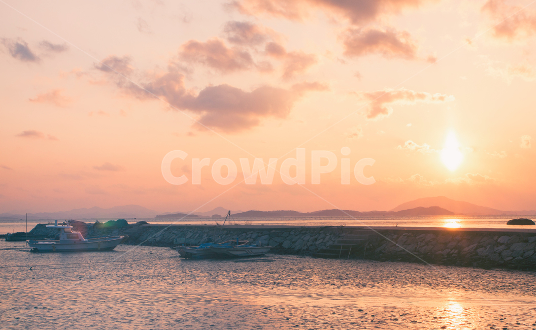 바다,일몰,갯벌,만,풍경,자연,하늘,구름,태양,해,햇빛,해안,바닷가,갈대,sea,sunset,sunfall,sunlight,bay,nature,landscape,sky,cloud,sun,항구,port,보트,배,선박,boat,ship,자연,풍경,nature,landscape,한국자연풍경,한국자연경관,korea nature landscape,색깔,색상,색채,색감,color sense,color sensitivity,feeling of color,outdoors,옥외,transportation,교통,vehicle,차량