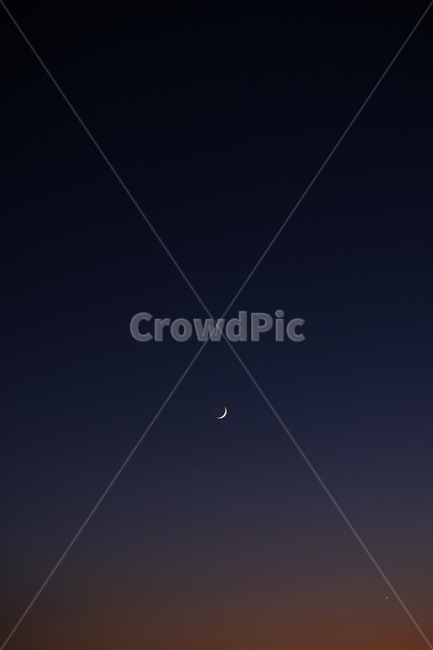 달,야경,밤하늘,색감,감성,밤,하늘,sky,nature,자연,outdoors,옥외,night,배경,풍경,야외,sunset,야경,밤,풍경,nightscape,night,landscape