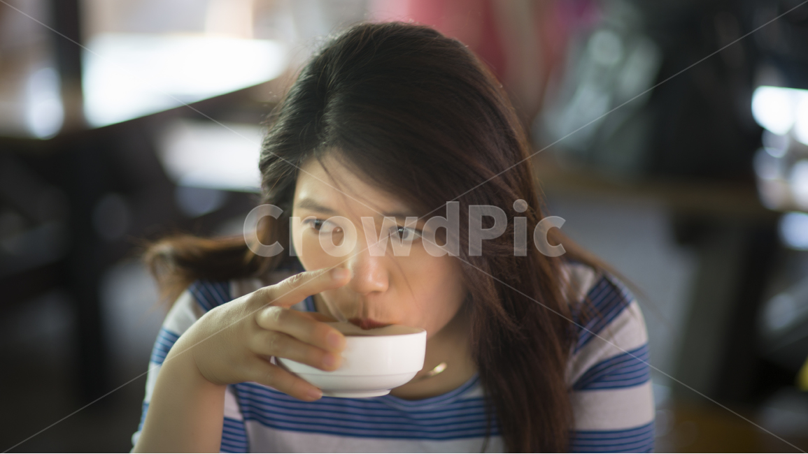 막걸리,주막,줄무늬원피스,사발,여자,인물,사람,인물,인간,human,person,여성,여자,woman,female,lady