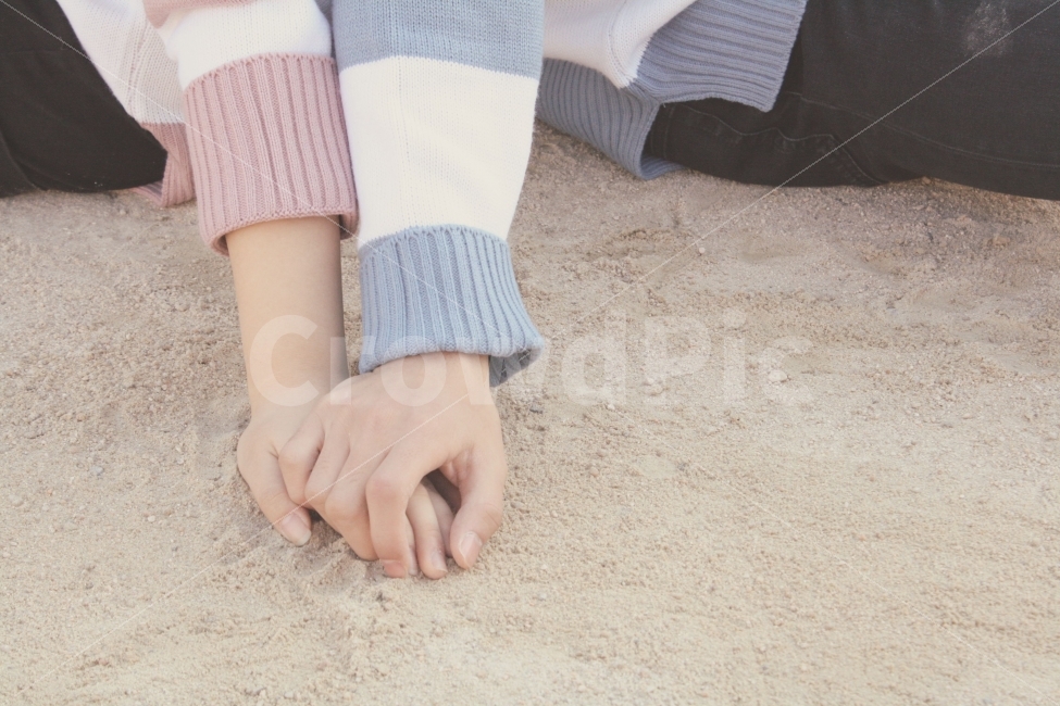 연인,커플,스웨터,니트,운동장,연애,사람,인물,인간,human,person,감정표현,기분,feeling,emotion,연인,커플,사랑,lover,couple,연출,컨셉,콘셉,direction,concept