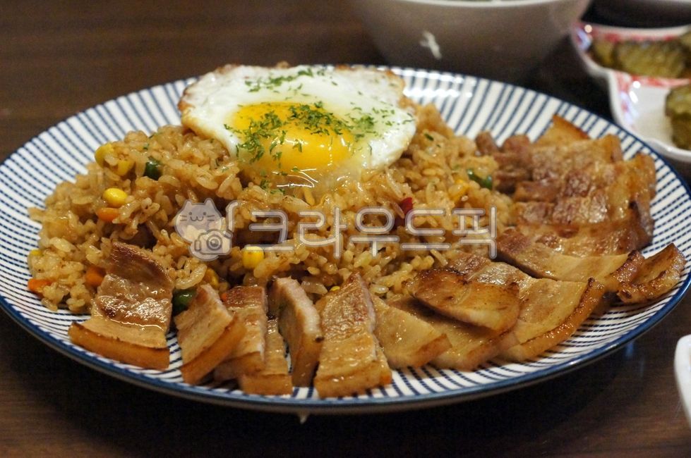껌찌엔,comchien,돼지고기볶음밥,friedrice,베트남음식,vietnam,egg,계란,식사,meal,음식,food,요리,플레이팅,foodpresentation,plating