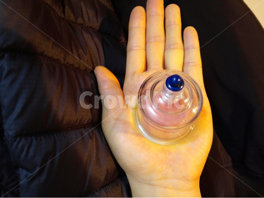 부항,건부항,건강관리,흡입,손바닥,왼손,Cupping,순환,기,혈액순환,사람,인물,인간,human,person,신체일부,몸,body,건강,헬스웨어,헬스케어,healthware,health care,사물,물건,오브젝트,thing,object,matter