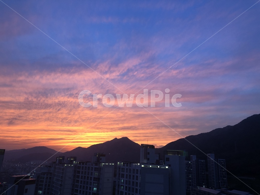 노을,저녁하늘,산,아파트,구름
