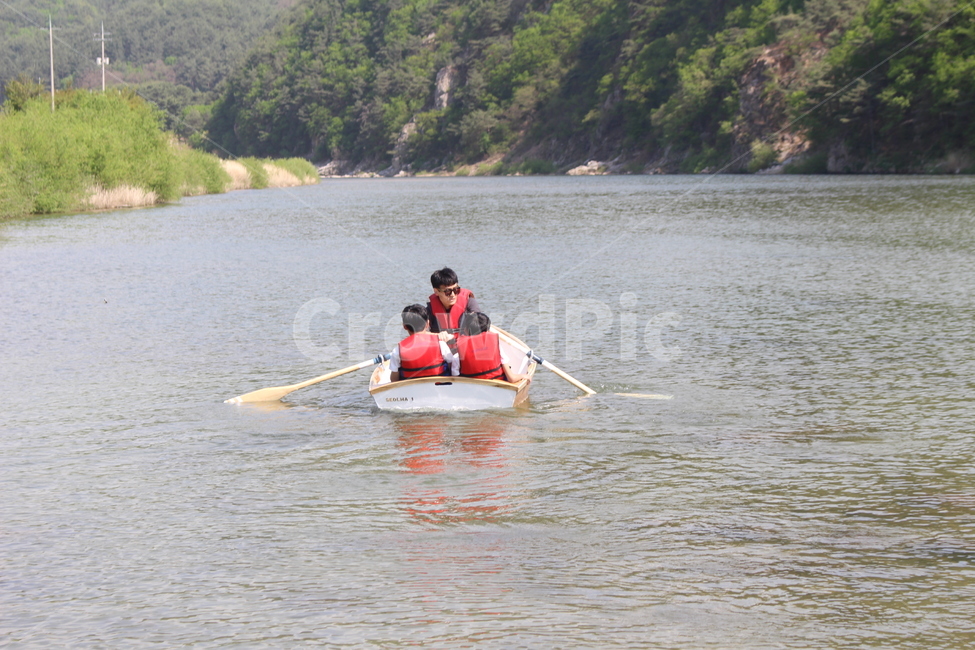 person,사람,human,인간,보트,boat,river,강,rowboat,노젓는배,카누,canoe