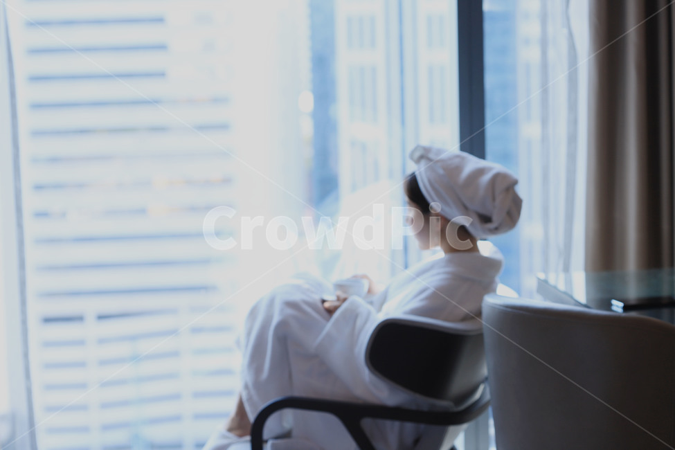 호텔,햇살,의자,샤워,창가,사람,여자,목욕,shower,sitting,person,사람,인물,인간,human,person,여성,여자,woman,female,lady