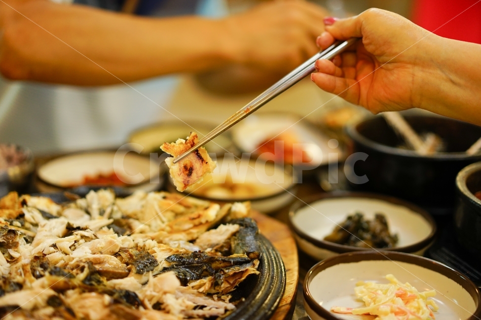 	생선구이,생선,음식,식사,먹방,구이,반찬,푸드,꾸이,밥도둑,피쉬,든든,푸짐,맛집,연출,젓가락질,젓가락,연출샷,사람,인물,인간,human,person,음식,식재료,요리,food,cook,meal,dishes,food reserves,수산물,해산물,fishery products,seafood,연출,컨셉,콘셉,direction,concept