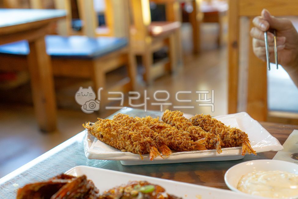 새우튀김,튀김요리,튀김,젓가락,흰접시,dish,food,koreanfood