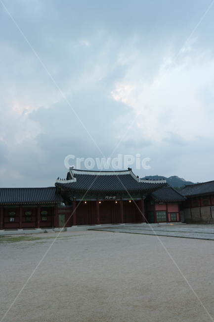 경복궁,경복궁야간개장,광화문,문화재,궁궐,랜드마크,한국의랜드마크,대한민국역사박물관,한국문화,한국전통,역사,궁,서울,서울밤,야경,서울야경,기와,건축,건축물,건물,한국적,한국역사,조명,전통,전통적인,전통무늬,처마,왕,왕비,왕족,근현대사,문화,명성황후,고종,근정전,어도,조정,을미사변,웅장한,궁녀,koreantraditional,korean,seoul,nightview,night,gyeongbokgung,palace,culturalheritage,landmark,gwanghwamun,tradition
