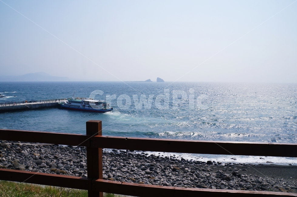 바다,배,물,다리,선착장,파란색,하늘,풍경,sea,background,파도,펜스,산책,돌,ship,자연,풍경,nature,landscape,vehicle,차량,transportation,교통,watercraft,선박,boat,보트
