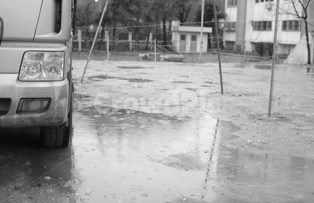 트럭,비오는날,흑백사진,공터,비,자동차,공사장,흙탕물,truck,rain,monochrome,car,rainyday