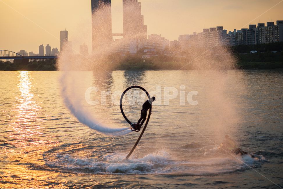 한강,제트팩,물,공중부양,회전하다,hangang,jetpack,waterjetpack,water,turnaround,levitation,river,sunset,도시,풍경,city,landscape,한국도시풍경,한국도시경관,korea cityscape,사람,인물,인간,human,person,스포츠,레저,운동,sports,leisure,exercise