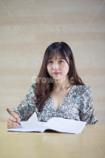 한국,여대생,아름답다,웃음,비즈니스,학생,대학교,젊음,여성,한사람,공부,학습,20대,한명,연출,컨셉,콘셉,direction,concept