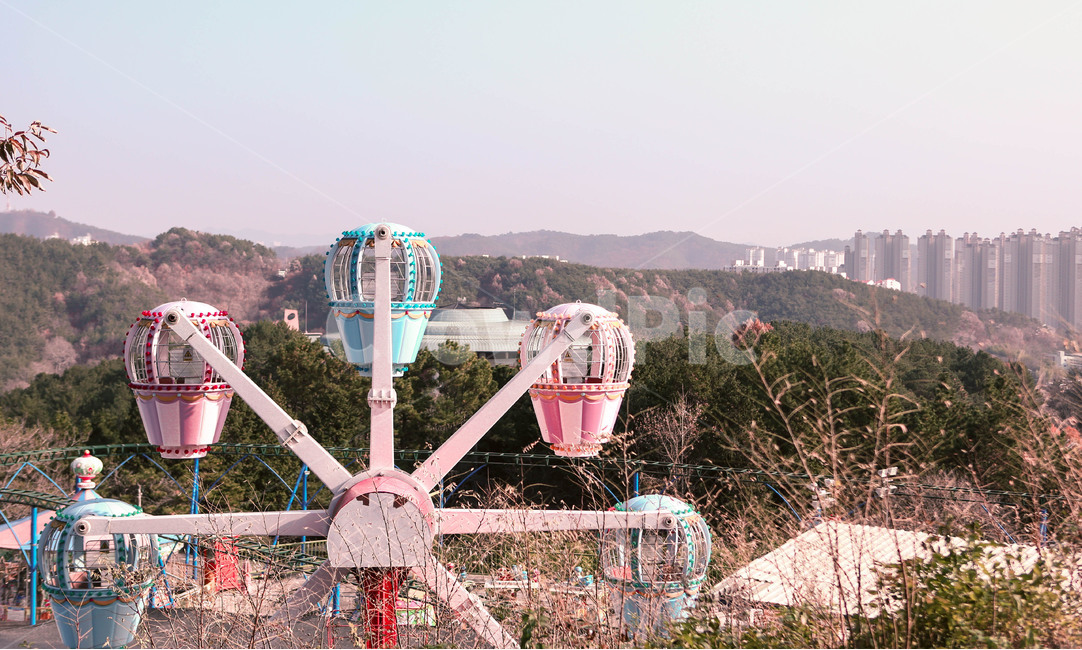 놀이공원,관람차,자연,하늘,산,놀이공원,놀이동산,놀이터,amusement park,playground,감성,sensible,feeling,색깔,색상,색채,색감,color sense,color sensitivity,feeling of color