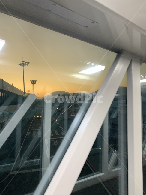공항,아침,노을,일출,비행기,architecture,건축물,building,건물,window,창문