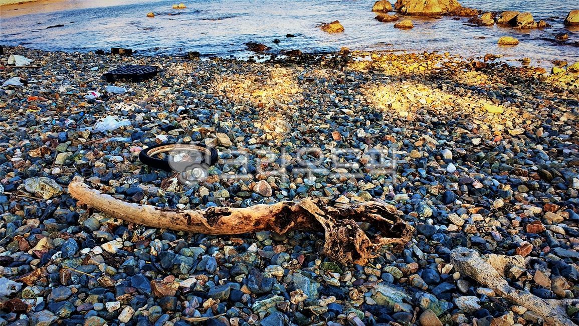 해변,자갈밭,바다쓰레기,폐목,폐타이어,gravel,자갈