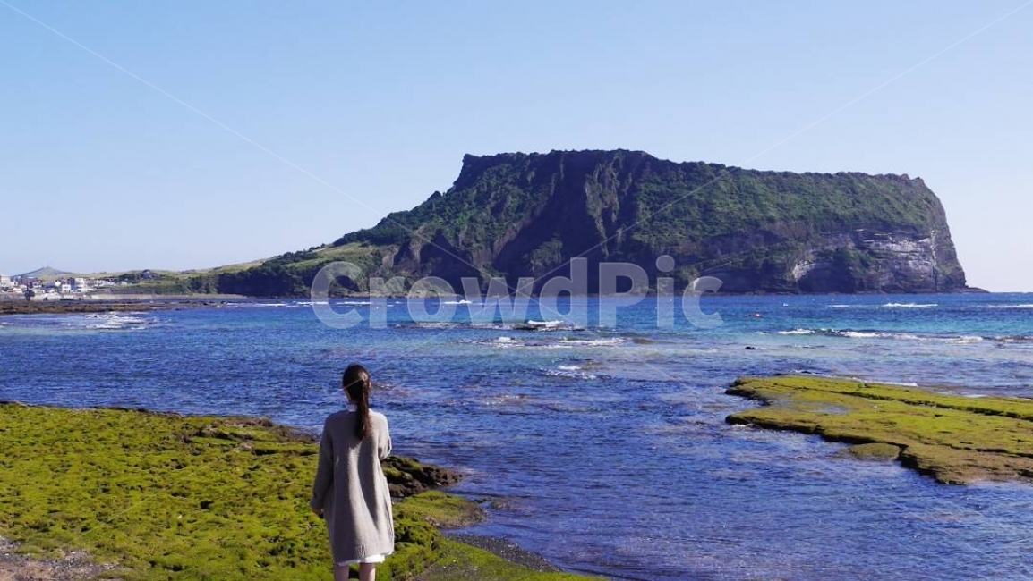 제주도,바다,휴식,힐링,여행,자연,풍경,nature,landscape,한국자연풍경,한국자연경관,korea nature landscape,해변,바다,beach,sea,제주도,jeju,jeju island,사람,인물,인간,human,person,여성,여자,woman,female,lady,여행,휴가,traveling,vacation,trip,promontory,곶,outdoors,옥외,land,땅,water,물,shoreline,해안선,ocean,대양,clothing,의류,apparel,의복