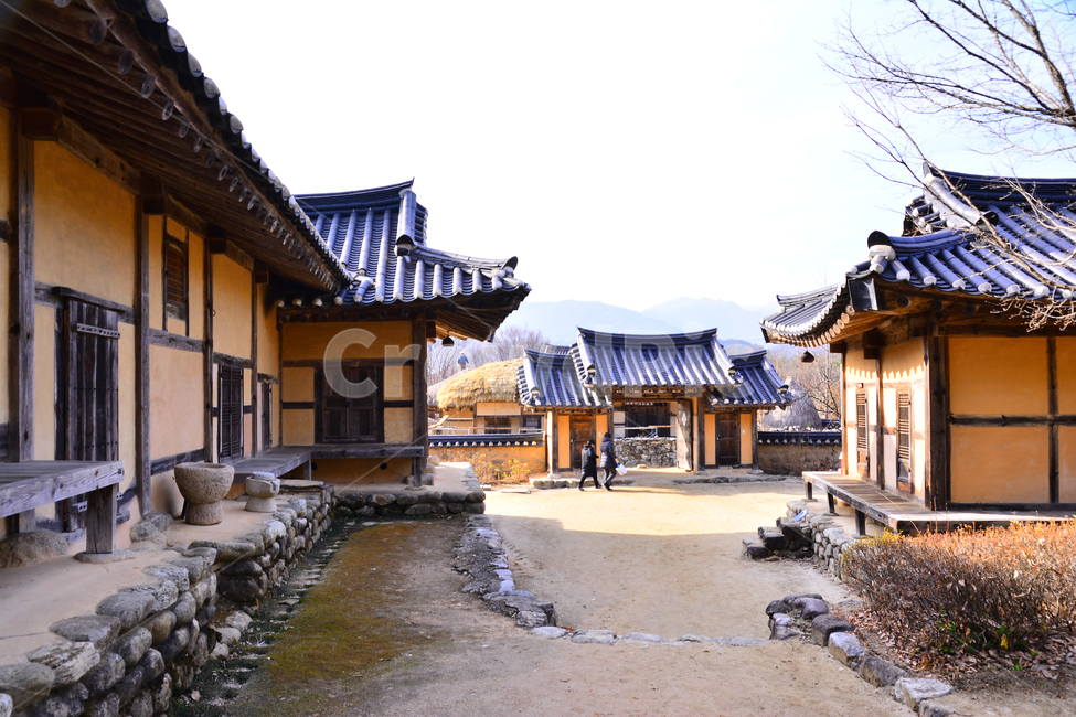 전통,기와집,고택,빈티지,집,하우스,house,vintage,traditional,옛집,처마,마당,한국풍경,코리안,korean,민속마을,선비촌,전통마을,전통가옥,민속촌,건축,마루,나무,우드,wood,건축물,양반집,한국전통,한국문화,korean traditional,korean culture,사람,인물,인간,human,person,건축물,건물외관,exterior,building,structure,architecture,construction