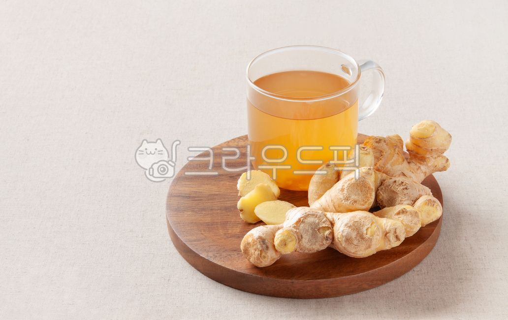 생강차,생강,진저,건강,음식,식생활,갈색,클로즈업,영양,성분,우드,테이블,컵,유리잔,전통차,전통음료,음료,음식재료,누끼,식품,채소,날것,유기농,신선한,흰색,양념,슬라이스
