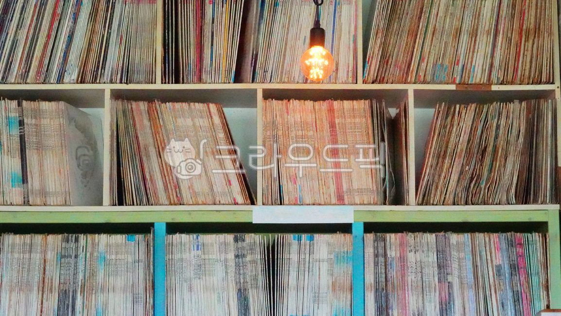 vinyl record,lp,bookshelf,retro,LPPan,shelf,music,light,furniture,vintage,record,bookcase