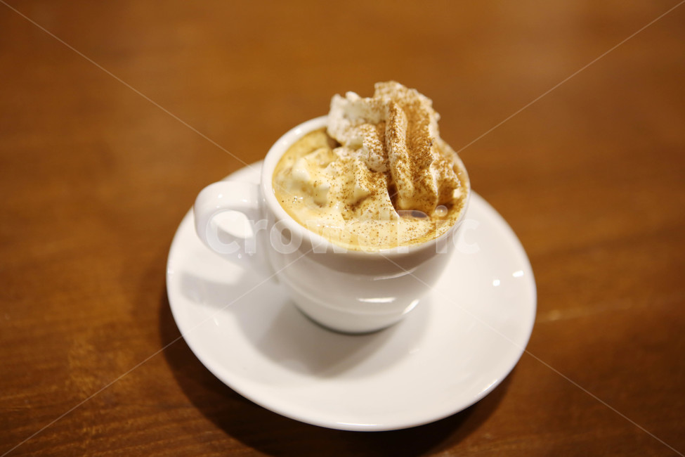 espresso cup,espresso,whipped cream,Cinnamon powder,cafe,coffee,Espresso,Conpanha,Espresso con panna