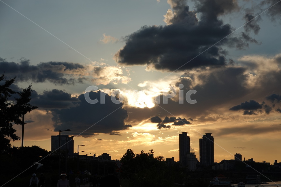 노을,구름,석양,하늘,sunset,cloud,sky,도시,풍경,city,landscape,실루엣,그림자,silhouette,shadow,nature,자연,outdoors,옥외,weather,날씨,sunlight,햇빛