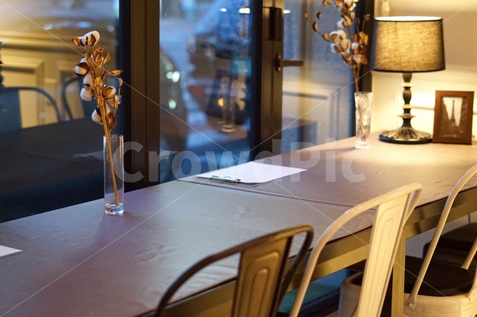 카페,인테리어,내부,분위기,저녁,스냅,cafe,interior,mood,evening,스탠드,조명,stand,light,책상,의자,desk,chair,인테리어,실내디자인,interior design