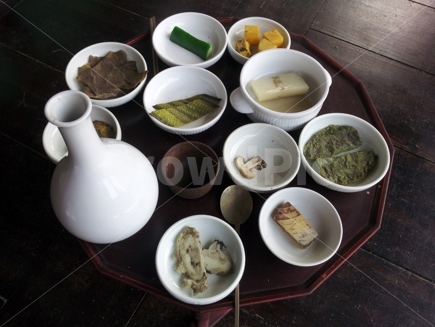 atmosphere,country,porcelain,folk village,snacks for drinks,historical drama set,drama set,Joseon,traditional culture,side dish,white porcelain,healing,drama filming site,emotional photo,alcohol,past,history,feeling,Joseon Dynasty,korea,makgeolli,historic