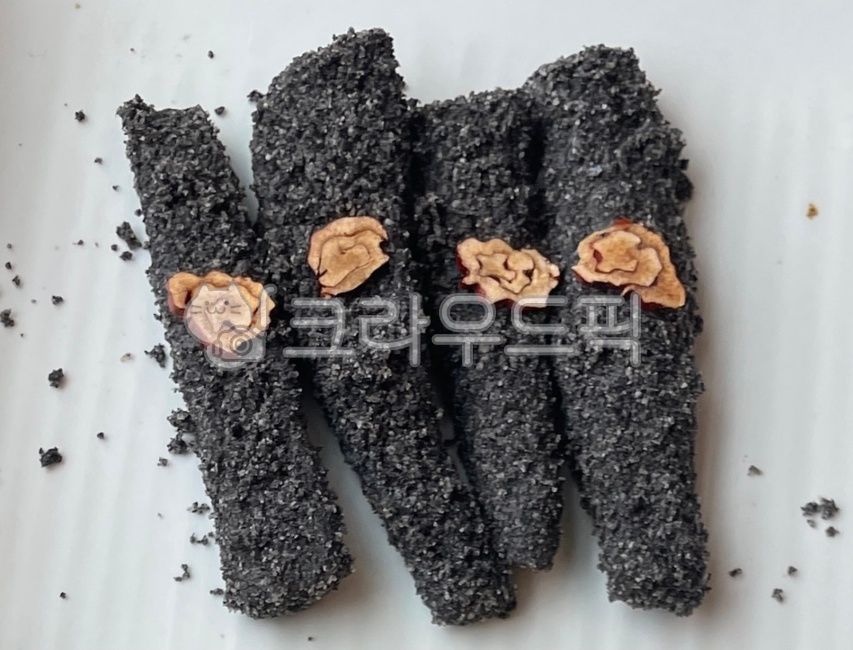 도라지정과,정과,도라지음식,한국문화,전통,전통음식,한국전통,보약,건강,별미,식재료,도라지,명절음식,추석음식,한식,한국음식,한국요리,간식,달콤한,설음식,에피타이저,고소한,디저트,후식,정성,말린대추,대추,한정식,food,sesame