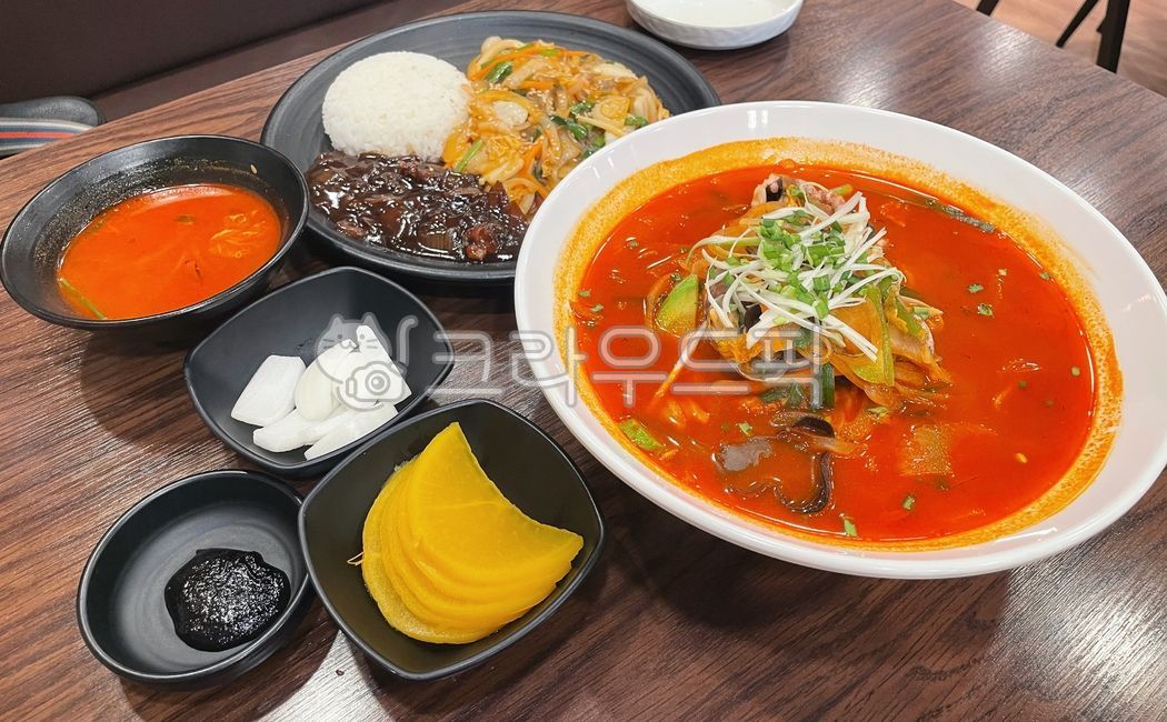 japchae rice,white rice,cocktail shrimp,wood ear mushrooms,pickled radish,buljjamppong,marine products,noodles,spicy,Chinese food,seafood jjamppong,dish,Jjajang sauce,squid,mukbang,broth,plate,bowl,vegetables,japchae,jjamppong,Jjajang rice,ingredients,car