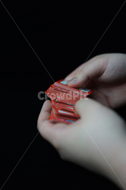 화투,화투패,고스톱,한국전통,도박,게임,놀이,손가락,손동작,노름,하나후다,사람,인물,인간,human,person,신체일부,몸,body,게임,오락,놀이,game,play