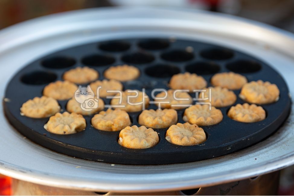 Chrysanthemum Bread,winter snack,bread,snack,winter,food,market,dessert,street food,flour,full bread,Street,snack cart,alley