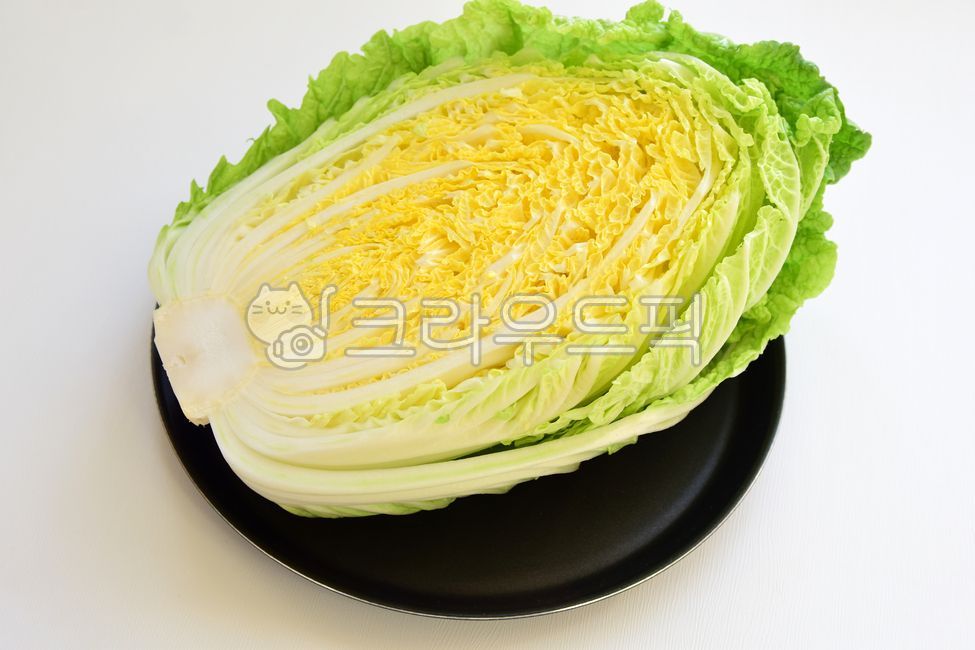 cabbage leaves,cabbage,half,cut,cross section of cabbage,Agricultural products,section,crops,vegetable,give up cabbage,ingredients,cropped,yellow inside,ingredient,kimchi,kimchi culture,leaf,food,Kimchi ingredients,give up,Banpogi,napa cabbage,foodreserve