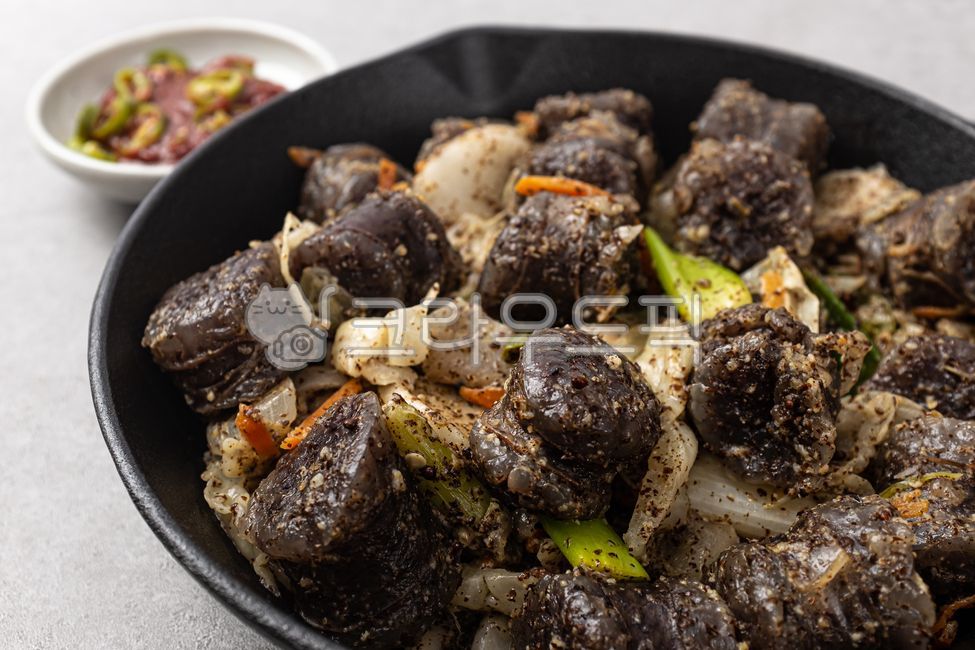 백순대볶음,순대볶음,백순대,순대,볶음,들깨,야채,채소,돼지고기,내장,한국음식,한국문화,음식,식사,식품,식료품,재료,식재료,음식재료,클로즈업,담백한,고소한