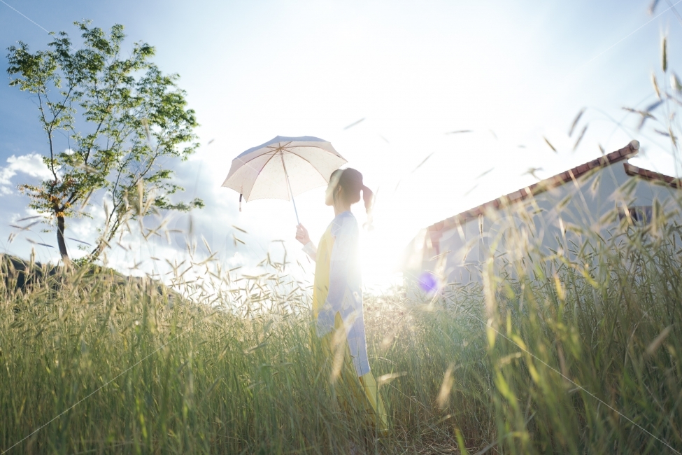 감성사진,인물,따스함,역광,candid,우산,휴식,힐링,rest,relaxation,healing,사람,인물,인간,human,person,여성,여자,woman,female,lady,감성,sensible,feeling,연출,컨셉,콘셉,direction,concept