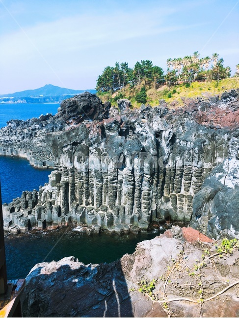 주상절리,바다,하늘,맑은날,나무,자연,풍경,nature,landscape,outdoors,옥외,cliff,낭떠러지