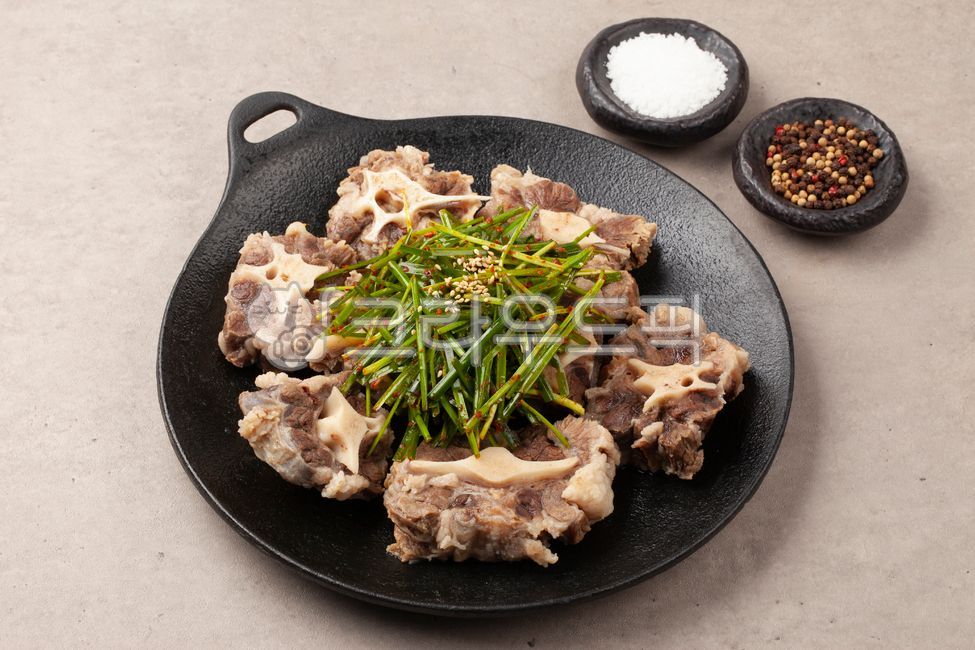 Oxtail stew,oxtail soup,oxtail,oxtail bone,beef bone,Korean beef offal,bone,offal,beef bone,beef foot,Korean beef,beef,food,ingredients,cooking,meat,meat,beef bone ingredients,beef bone soup ingredients,beef bone soup,beef bone soup,b