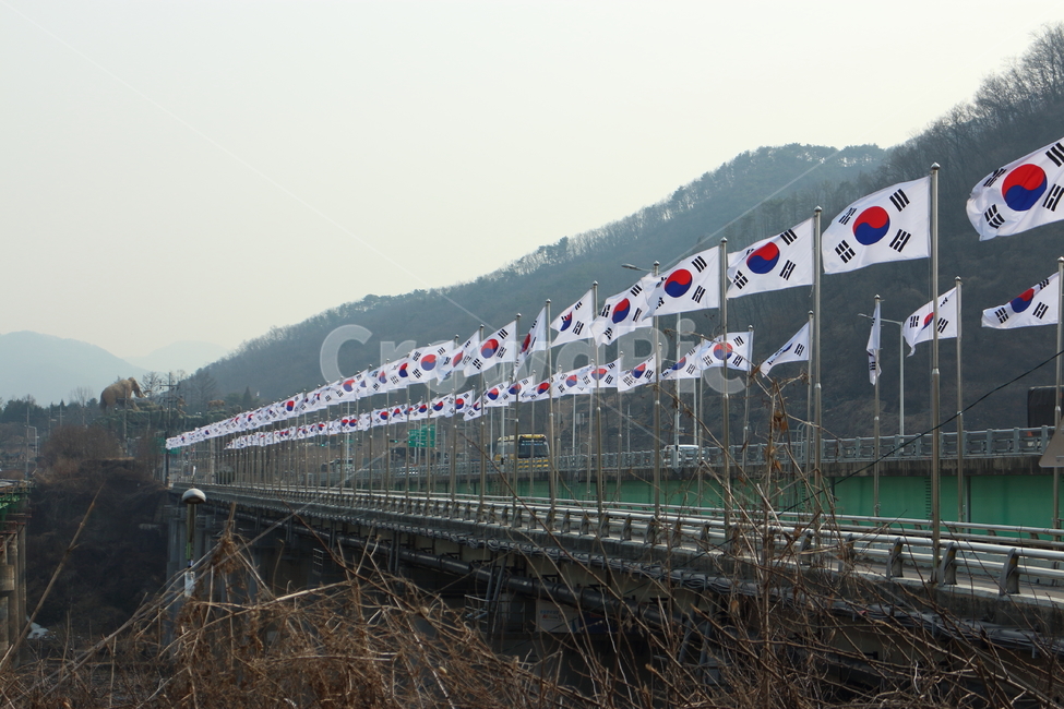 태극기,다리,대교,능선,산,국기,태극,게양,국기게양,flag