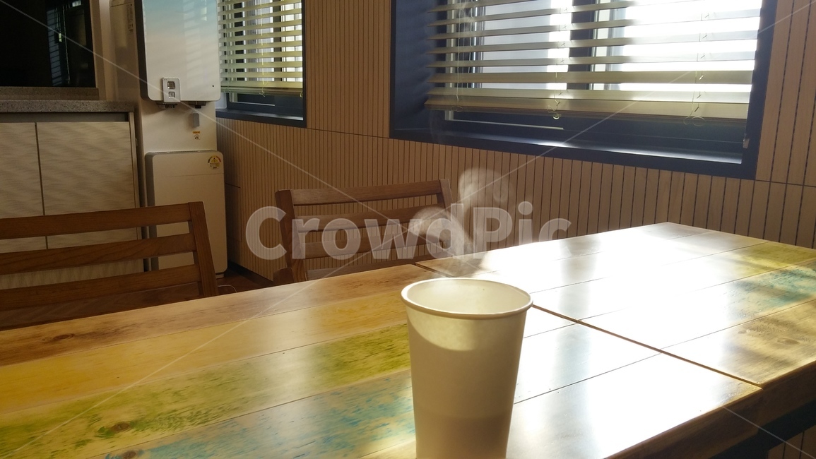 종이컵,커피,책상,의자,카폐,작업실,휴게실,coffee,고독,loneliness,휴식,rest,외로운,쓸쓸함,사색,조용한,공간,desolation,실내,inside,space,감성