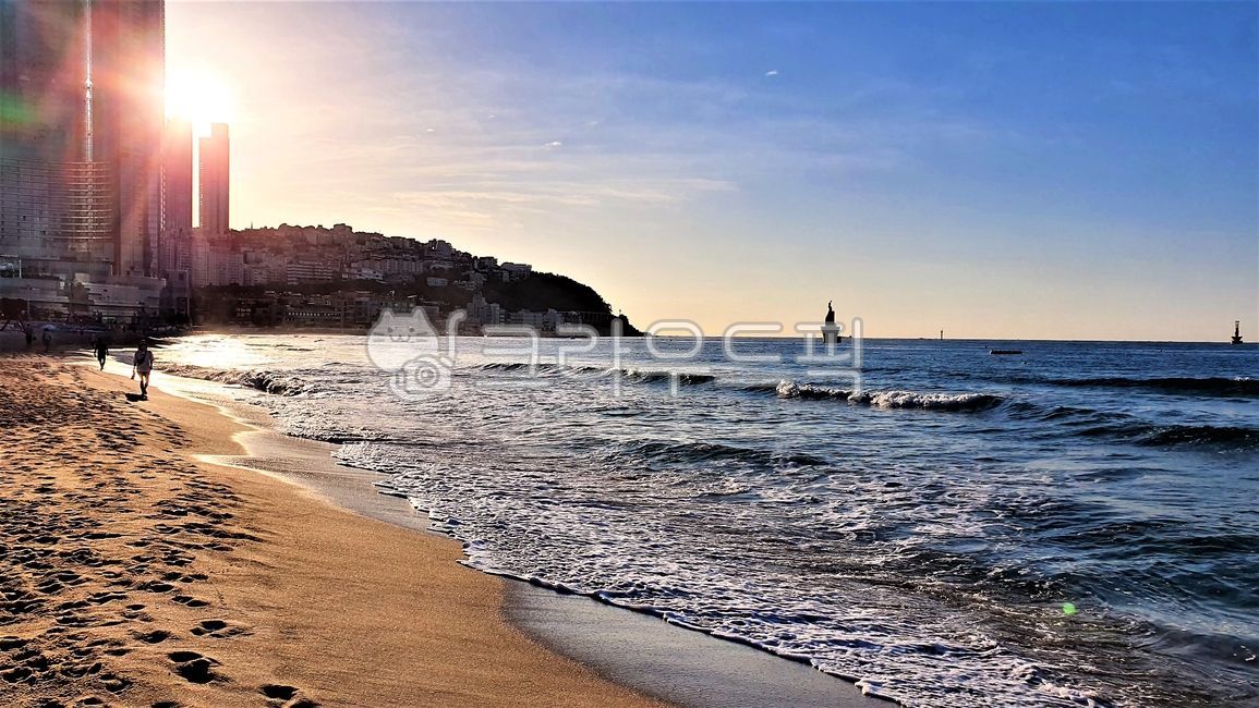 tide,Clean,swell,sun,sea,Beach,bubble,seawaves,sunny,high rise building,coastline,spray,nature,clear sky,water,Haeundae,Emotional photo,sand,horizon,ocean,outdoors,light,busan,person,Haeundae Beach,bubbles
