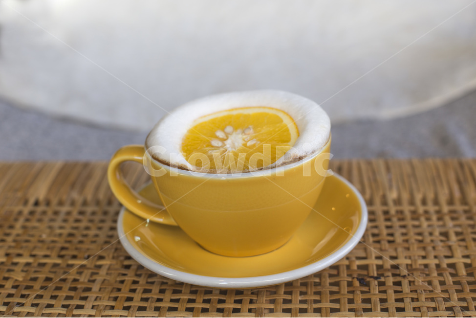 커피,카페라떼,라떼,노란색,오렌지,오렌지라떼,거품,노란컵,컵,머그컵,아트,우유,원두커피,밀크,차,음료,테이블,커피잔,식품,카페,라떼아트,디저트,바리스타,노랑,커피,카페,coffee,cafe,감성,sensible,feeling