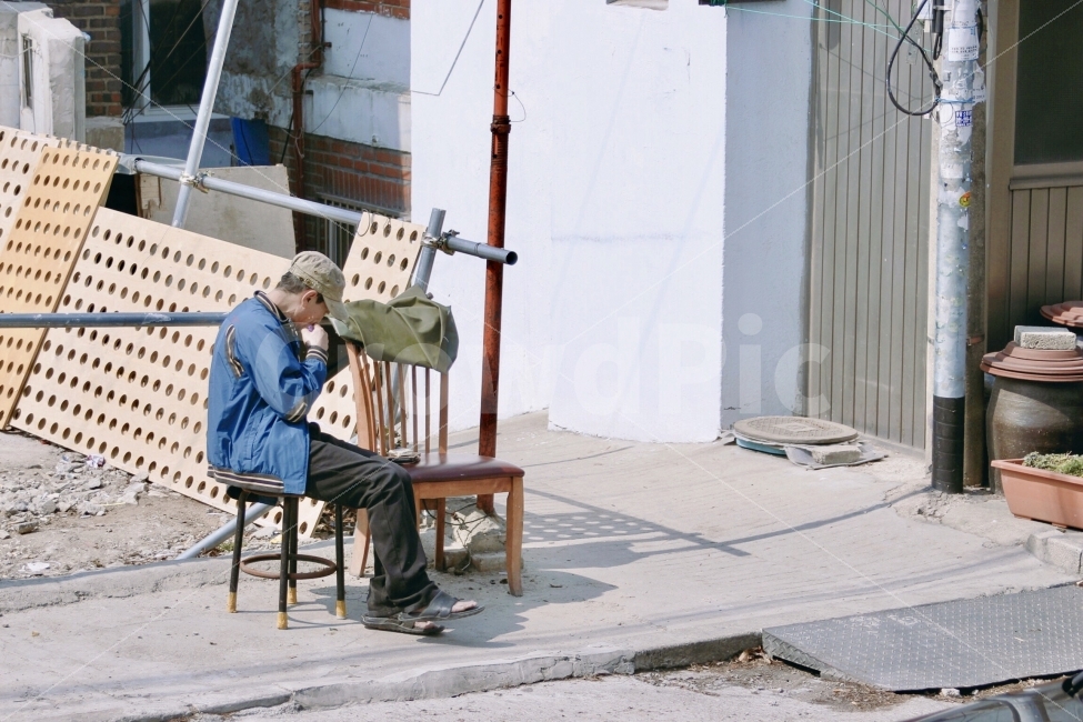 풍경,landscape,도시,city,인물,사람,people,의자,chair,사람,인물,인간,human,person,남성,남자,man,male