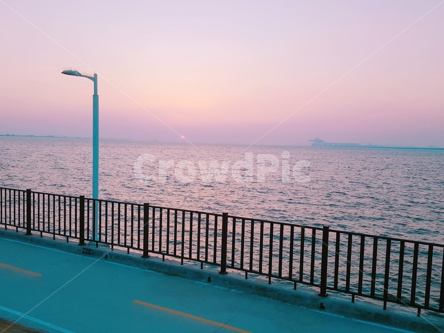 오이도,해안도로,바다분위기,파스텔하늘,연보라,연분홍,가로등,펜스,나무울타리,자전거도로,조용한,평화로운,인적드문,몽환적인,환상적인,겨울바다